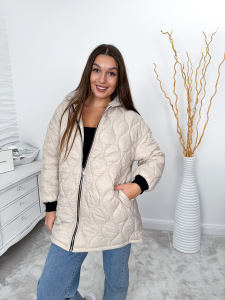 Śmietankowa kurtka pikowana z kapturem
