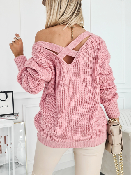 Różowy sweter z odkrytymi plecami