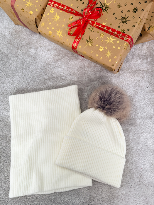 Śmietankowy  komplet czapka z pomponem + komin