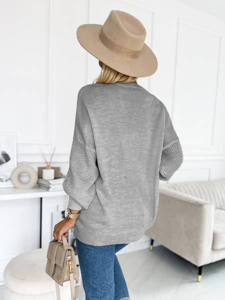 Szary lekki sweter ze splotem