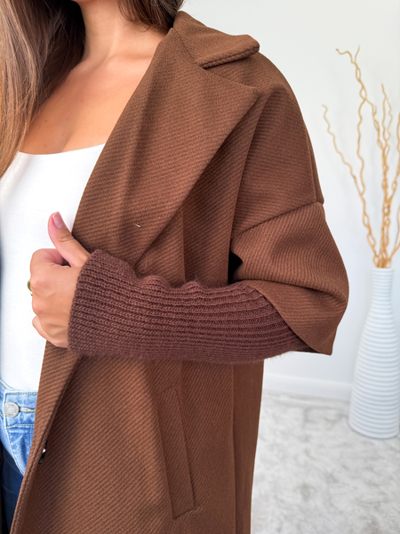 Czekoladowy płaszcz ze sweterkowymi rękawami