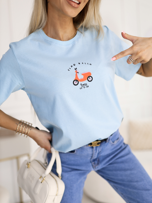 Błękitny t-shirt z napisem "Ciao Bella"