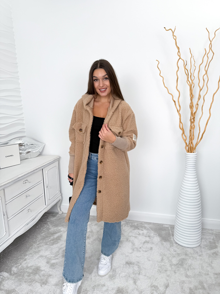 Beżowy płaszcz baranek z kapturem