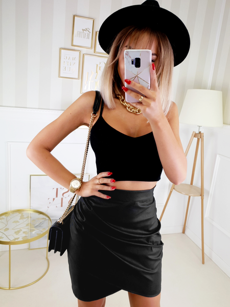 Czarna skórzana spódnica z marszczeniem