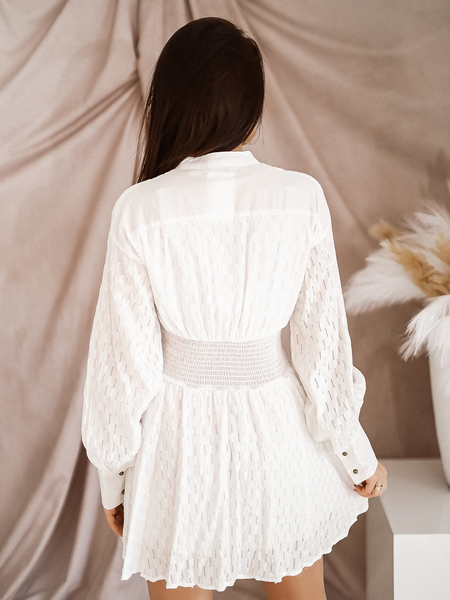 Śmietankowa sukienka mini marszczona w talii