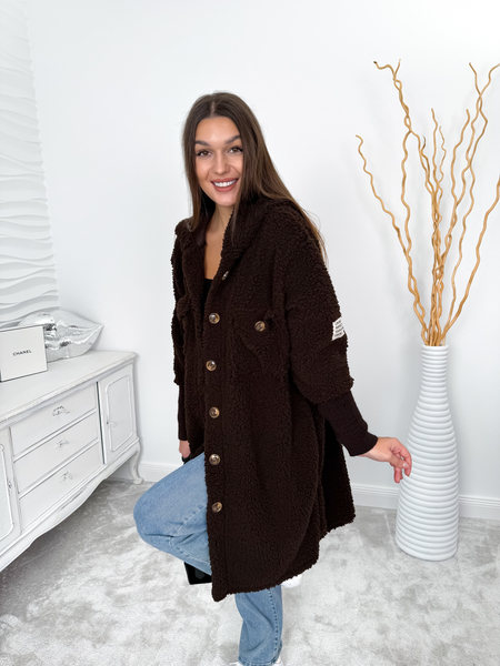 Czekoladowy płaszcz baranek z kapturem