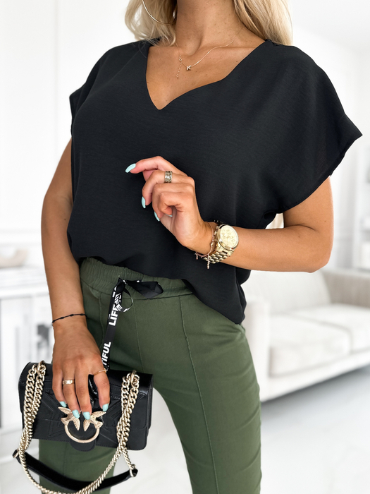 Czarna bluzka z koronką na plecach