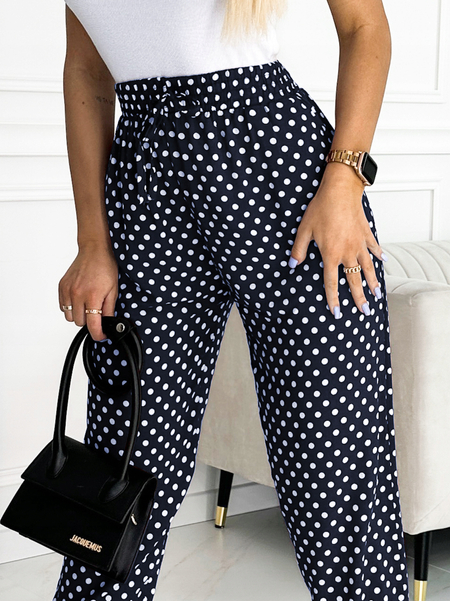 Granatowe luźne spodnie w grochy