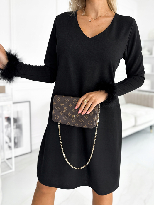 Czarna trapezowa sukienka z ozdobnymi piórami