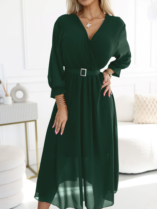 Butelkowa zieleń sukienka z plisowaną górą i paskiem