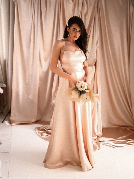 Pudrowo-różowa błyszcząca sukienka maxi z wiązaniem na plecach