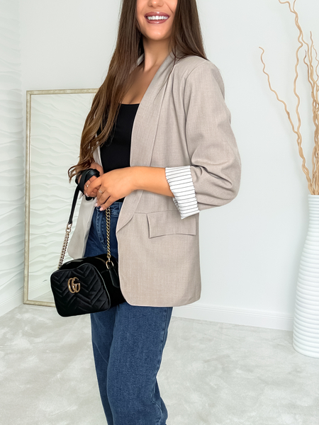 Beżowy żakiet z ozdobną podszewką