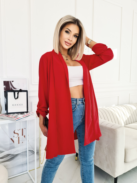 Czerwona narzutka z lejącego materiału