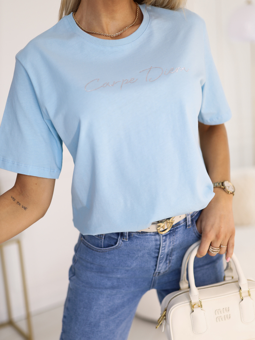 Błękitny t-shirt z napisem "Carpe diem"