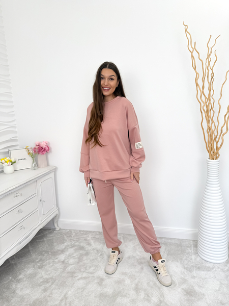 Brudny róż komplet dresowy z białą naszywką na rękawie