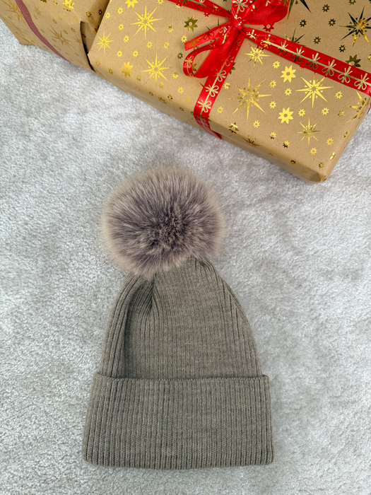 Fango czapka z futrzanym pomponem
