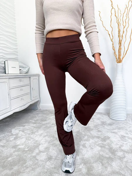 Czekoladowe ocieplane prążkowane spodnie Caro